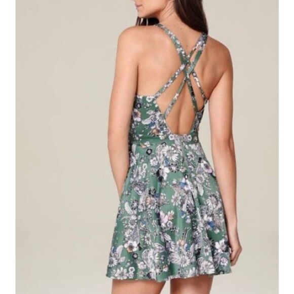 Bebe Criss Cross Back Flares Floral Dress 0 - Picture 2 of 9